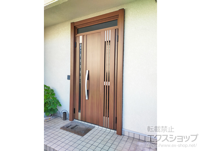 広島県広島市のLIXIL リクシル（トステム）の玄関ドア リシェント玄関ドア3 断熱K4仕様 親子仕様(ランマ付)外観右吊元 M83型 ※FamiLock仕様 施工例