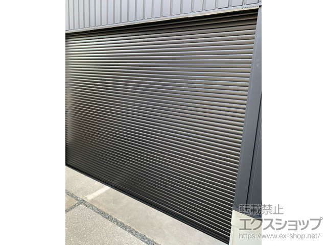 福岡県嘉穂郡桂川町のLIXIL リクシル（トステム）のガレージシャッター ガレージシャッタークワトロ 電動式 内部付タイプ 施工例