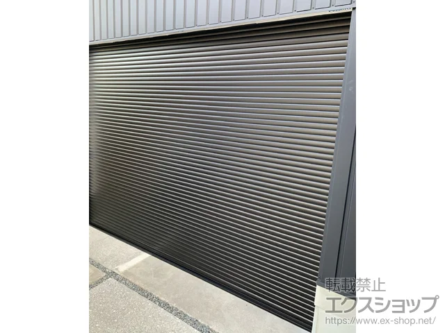 福岡県嘉穂郡桂川町のLIXIL リクシル（トステム）のガレージシャッター ガレージシャッタークワトロ 電動式 内部付タイプ 施工例