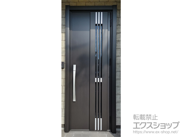 広島県広島市のLIXIL リクシル（トステム）の玄関ドア リシェント玄関ドア3 断熱K2仕様 片開き仕様(ランマ無)外観右吊元 M83型 ※FamiLock仕様 施工例