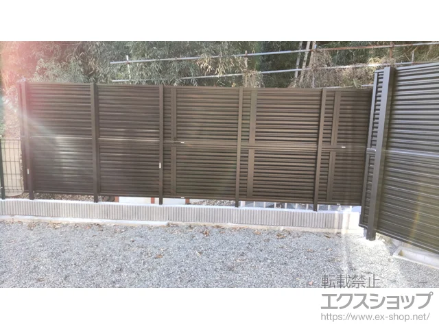神奈川県横浜市のValue Selectのフェンス・柵・塀 ミエーネフェンス 目隠しルーバータイプ 2段支柱 ブロック建て用 施工例