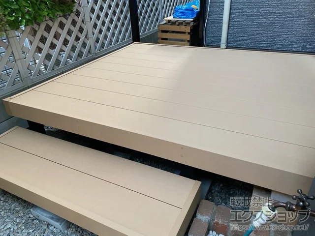 埼玉県越谷市のYKKAPのウッドデッキ リウッドデッキ 200＋段床セット 施工例