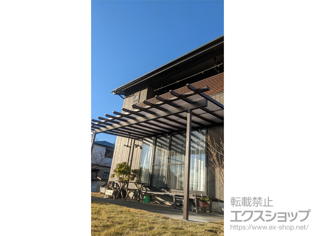 静岡県田方郡函南町ののテラス屋根 サザンテラス (パーゴラ仕様) テラスタイプ 単体　積雪〜20cm対応＋吊り下げ式上下可動物干し 標準 施工例