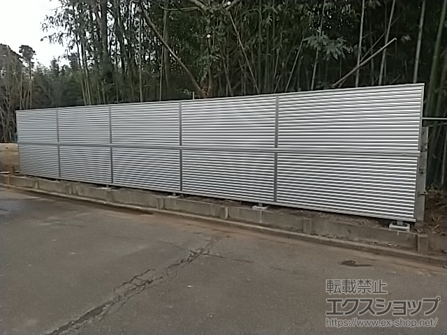 千葉県印旛郡栄町ののフェンス・柵 ミエーネフェンス 目隠しルーバータイプ 2段支柱 自立建て用 施工例