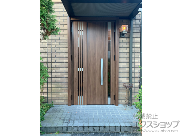 大阪府吹田市のLIXIL リクシル（トステム）の玄関ドア リシェント玄関ドア3 断熱K4仕様 親子仕様(ランマ無)外観左吊元 M83型 ※FamiLock仕様 施工例