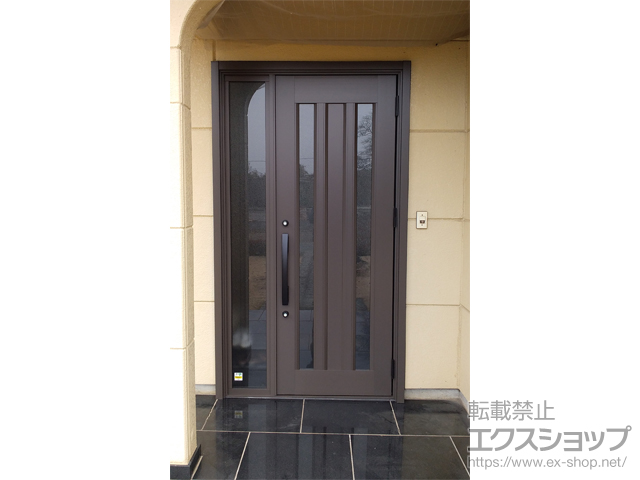 栃木県宇都宮市のLIXIL リクシル（トステム）の玄関ドア リシェント玄関ドア3 アルミ仕様 片袖仕様(ランマ無)外観右吊元 C16N型 ※手動仕様 施工例