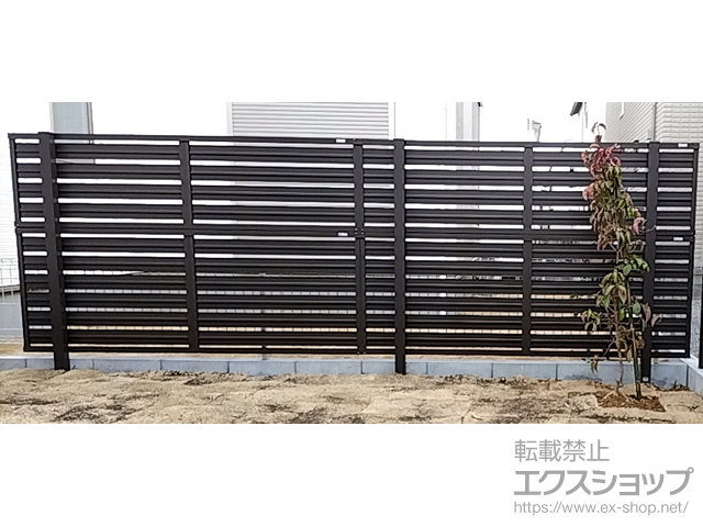 千葉県柏市のの物置・屋外倉庫、フェンス・柵 モクハイフェンス アルミ色タイプ アルミ多段柱仕様 施工例