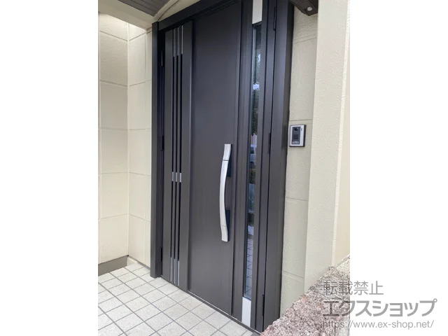 宮城県名取市のLIXIL リクシル（トステム）の玄関ドア リシェント玄関ドア3 断熱K2仕様 親子仕様(ランマ無)外観左吊元 M83型 ※FamiLock仕様 施工例