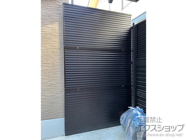 長野県松本市ののフェンス・柵・塀、ガレージシャッター ミエーネフェンス 目隠しルーバータイプ＋3段支柱＜自立建て用＞＋フェンス下隙間隠し 施工例