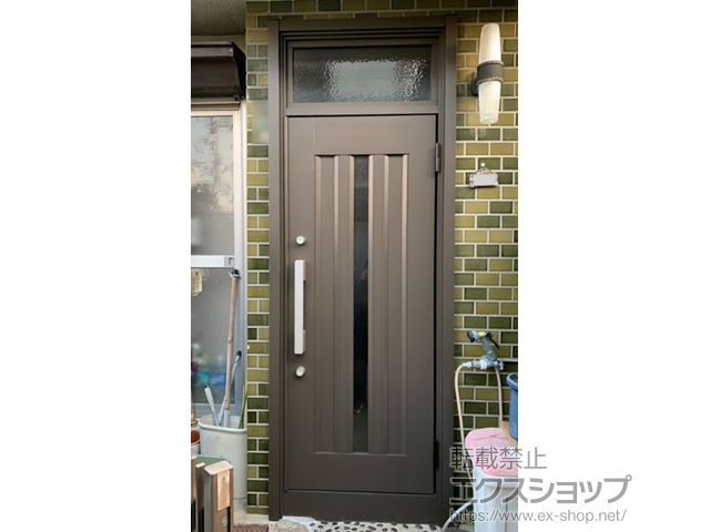 大阪府八尾市のLIXIL リクシル（トステム）の玄関ドア リシェント玄関ドア3 アルミ仕様 片開き仕様(ランマ付)外観右吊元 C12N型 ※手動仕様 施工例
