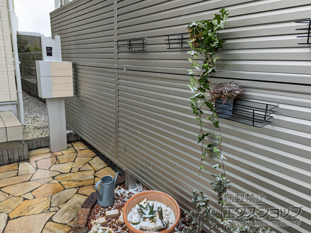 神奈川県横浜市ののフェンス・柵 ミエーネフェンス 目隠しルーバータイプ 2段支柱 自立建て用 施工例