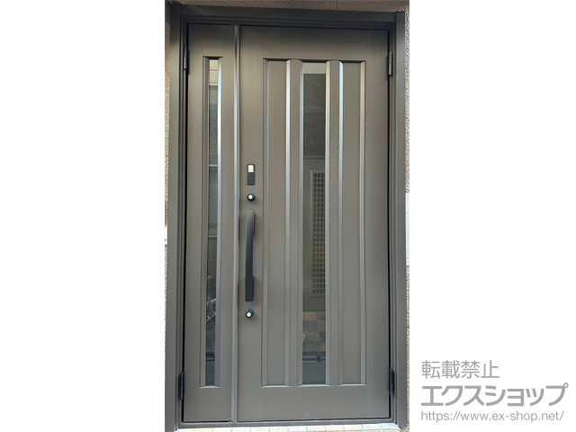 大阪府東大阪市のLIXIL リクシル（トステム）の玄関ドア リシェント玄関ドア3 アルミ仕様 親子仕様(ランマ無)外観右吊元 C12N型 ※タッチキー仕様(キー付リモコン) 施工例