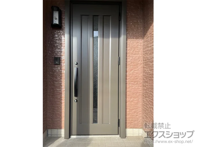 栃木県河内郡上三川町のLIXIL リクシル（トステム）の玄関ドア リシェント玄関ドア3 アルミ仕様 片開き仕様(ランマ無)外観右吊元 C12N型 ※手動仕様 施工例