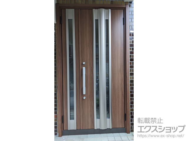 大阪府枚方市のLIXIL リクシル（トステム）の玄関ドア リシェント玄関ドア3 断熱K4仕様 親子仕様(ランマ無)外観右吊元 G77型 ※手動仕様+下枠巾木（小）／下枠段差緩和材／スペーサーセット（1mm・3mm・5mm）／下枠フラット材 施工例