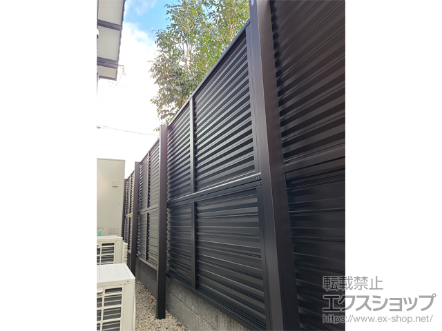 高知県四万十市ののフェンス・柵 ミエーネフェンス 目隠しルーバータイプ 3段支柱（パネル2段） 自立建て用 施工例