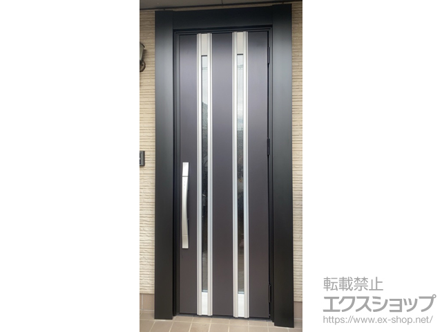 埼玉県行田市のLIXIL リクシル（トステム）の玄関ドア リシェント玄関ドア3 断熱K4仕様 片開き仕様(ランマ無)外観右吊元 M24型 ※FamiLock仕様+スペーサーセット（1mm・3mm・5mm）／下枠段差緩和材（ステンレス）／追加標準キー収納リモコ 施工例
