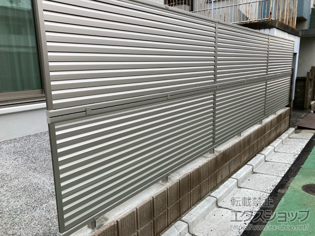 福岡県北九州市ののフェンス・柵 ミエーネフェンス 目隠しルーバータイプ 2段支柱 ブロック建て用 施工例