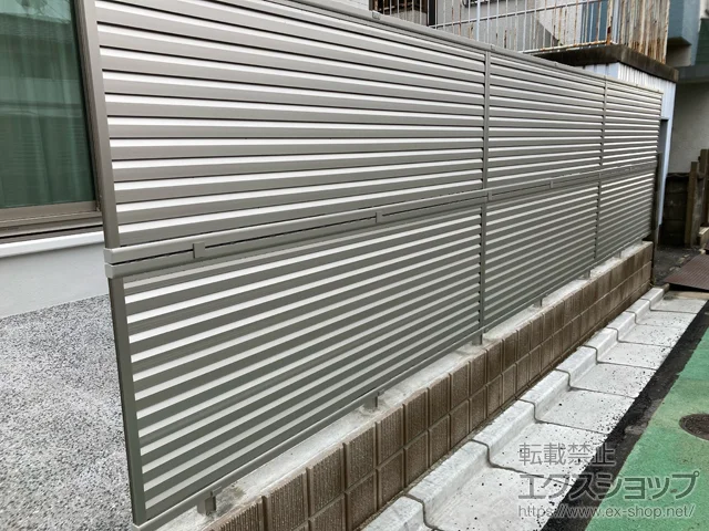 福岡県北九州市のValue Selectのフェンス・柵・塀 ミエーネフェンス 目隠しルーバータイプ 2段支柱 ブロック建て用 施工例