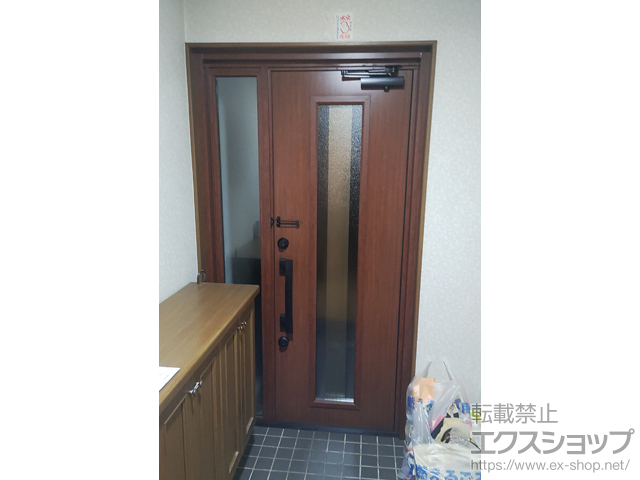 愛知県日進市のLIXIL リクシル（トステム）の玄関ドア リシェント玄関ドア3 断熱K4仕様 片袖仕様(ランマ無)外観左吊元 G15型 ※FamiLock仕様 施工例