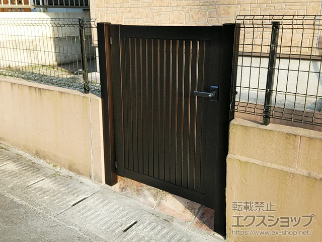 鹿児島県鹿児島市のYKKAPの門扉 シンプレオ門扉4型 縦太格子 片開き 門柱使用 施工例