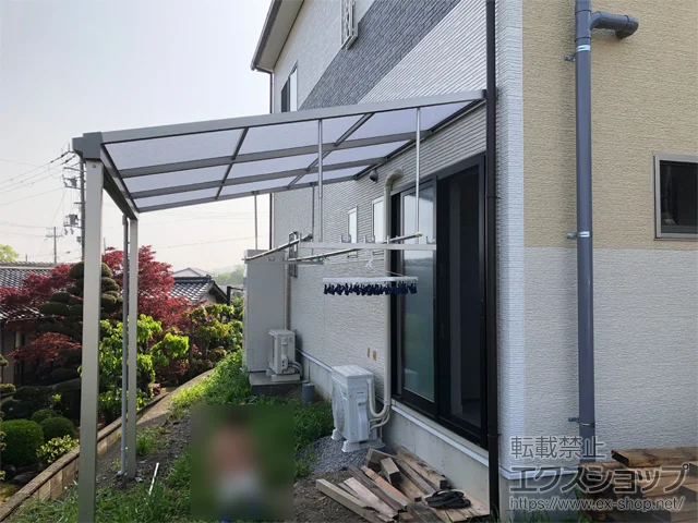 大阪府阪南市のYKKAPのテラス屋根 ソラリア F型 テラスタイプ 単体 積雪～20cm対応＜裏側＞+吊り下げ式固定物干し 施工例