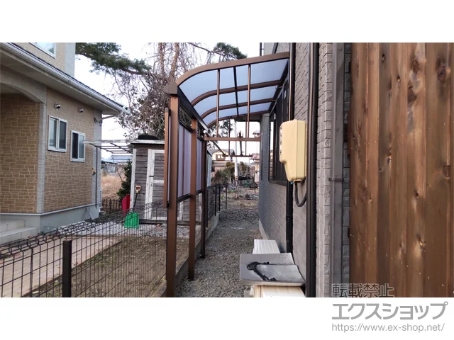 宮城県登米市のValue Selectのテラス屋根 プレシオステラスII R型 テラスタイプ 単体 積雪～20cm対応＋前面パネル＋吊り下げ式固定物干し 施工例