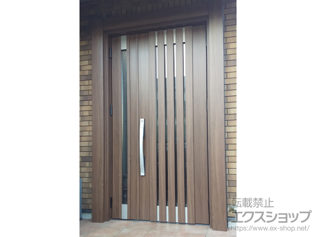 東京都多摩市のLIXIL リクシル（トステム）の玄関ドア リシェント玄関ドア3 断熱K4仕様 親子仕様(ランマ無)外観右吊元 M27型 ※手動仕様+：スペーサーセット（1mm・3mm・5mm）／下枠段差緩和材（ステンレス）／アルミ枠用ネジセット 施工例