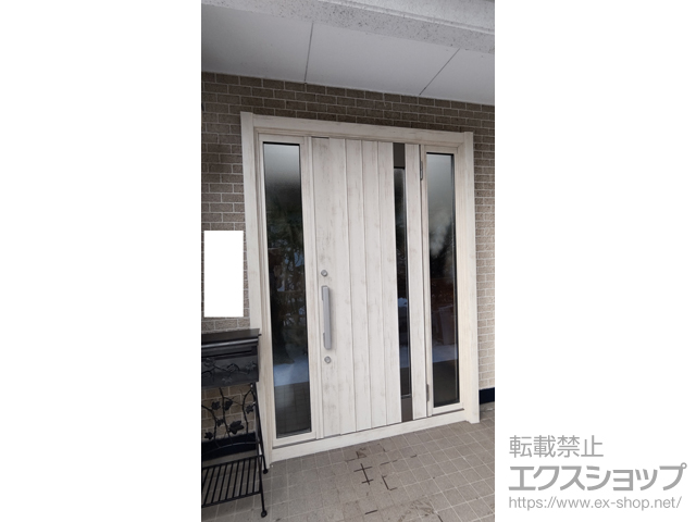 岩手県盛岡市のLIXIL リクシル（トステム）の玄関ドア リシェント玄関ドア3 断熱K2仕様 両袖仕様(ランマ無)外観右吊元 P77型 ※手動仕様 施工例