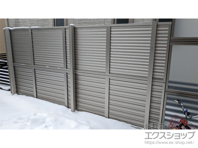 岩手県北上市ののフェンス・柵 ミエーネフェンス 目隠しルーバータイプ 2段支柱 自立建て用（パネル2段） 施工例