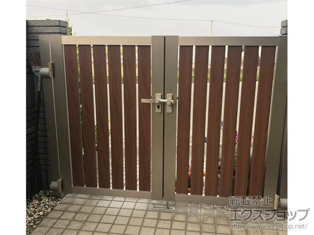 徳島県板野郡藍住町のLIXIL リクシル(TOEX)の門扉 開き門扉AB ウッディTS2型 両開き　柱使用 施工例