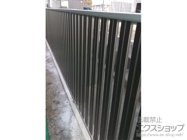 香川県高松市のYKKAPのフェンス・柵・塀 ルシアスフェンスF03型 たて半目隠し 木調カラー 自由柱施工 施工例