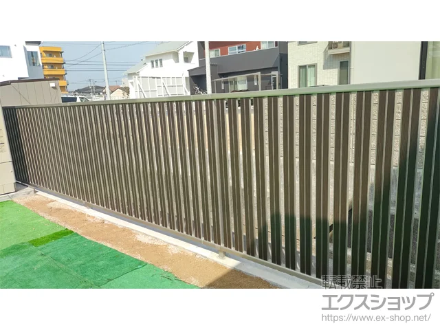 香川県高松市ののフェンス・柵・塀 ルシアスフェンスF03型 たて半目隠し 木調カラー 自由柱施工 施工例