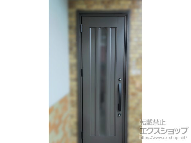長野県伊那市のLIXIL リクシル（トステム）の玄関ドア リシェント玄関ドア3 アルミ仕様 片開き仕様(ランマ無)外観左吊元 C12N型 ※手動仕様 施工例