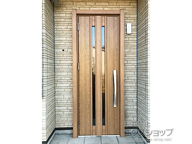 埼玉県飯能市のLIXIL リクシル（トステム）の玄関ドア リシェント玄関ドア3 断熱K4仕様 片開き仕様(ランマ無)外観左吊元 G15型 ※FamiLock仕様 施工例