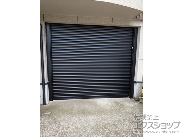 東京都葛飾区のLIXIL リクシル（トステム）のガレージシャッター ガレージシャッタークワトロ 電動式 内部付タイプ ※外部停電時開閉機構 施工例