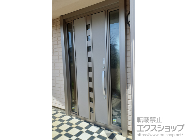 千葉県千葉市のLIXIL リクシル（トステム）の玄関ドア リシェント玄関ドア3 断熱K4仕様 両袖仕様(ランマ無)L M28型 ※タッチキー仕様(キー付リモコン)+下枠巾木（小）／スペーサーセット（1mm・3mm・5mm）／エントリーセット(タッチーキー用) 施工例