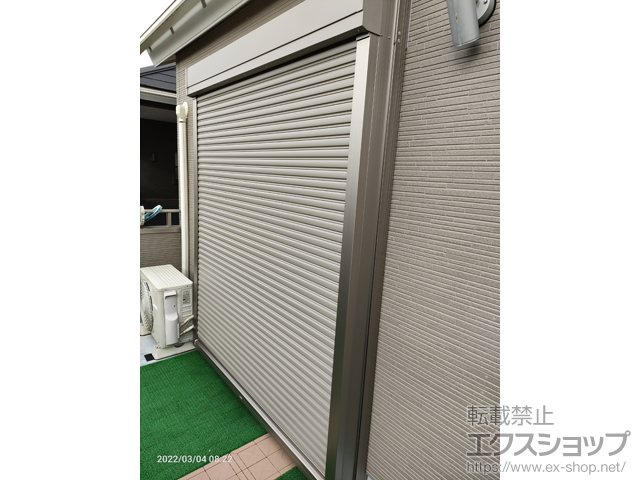 茨城県つくばみらい市のLIXIL リクシル（トステム）の窓シャッター 【特注】リフォームシャッター 手動式 標準タイプ *バルコニー納まり 施工例