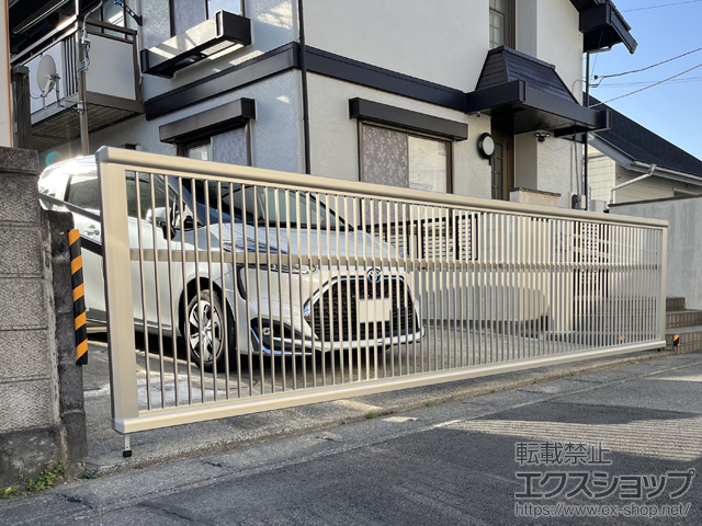 静岡県伊豆の国市ののカーゲート ルシアスアップゲートワイド 2型 たて格子 電動　54-12H 施工例