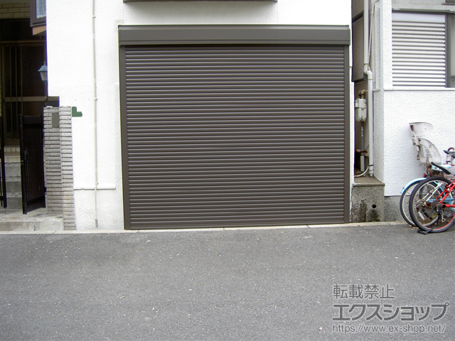 大阪府大阪市のLIXIL リクシル（トステム）のガレージシャッター ガレージシャッタークワトロ 電動式 外部付タイプ ※外部停電時開閉機構 施工例