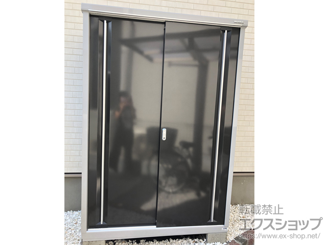 埼玉県さいたま市のの物置・屋外倉庫 シンプリー 一般型 1320×615×1903 MJX-136E-P-EB+別売棚板 施工例