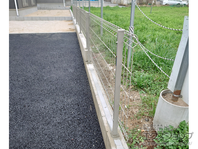 埼玉県桶川市ののフェンス・柵 イーネットフェンス 3F型　自由柱施工 施工例