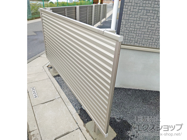 埼玉県桶川市ののフェンス・柵 ミエーネ目隠しルーバーフェンス 自立建て2段支柱（パネル1段） 施工例