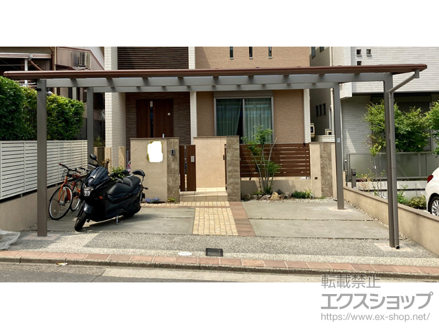 愛知県名古屋市ののカーポート フーゴFプラス (フラットスタイル) ワイド 木調色 積雪〜20cm対応+屋根材ホルダー 施工例