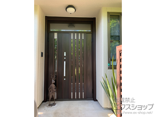 神奈川県横浜市のLIXIL リクシル（トステム）の玄関ドア リシェント玄関ドア3 断熱K4仕様 親子仕様(ランマ付)R M27型 ※タッチキー仕様(キー付リモコン) 施工例
