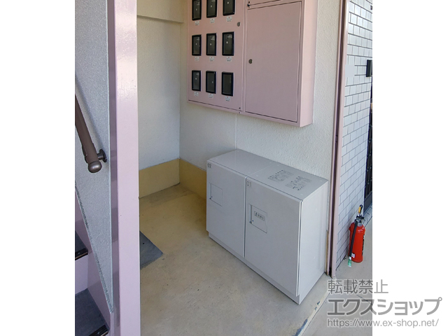 愛媛県松山市のの機能門柱・ポスト 宅配ボックス TBX-F型 2列2ボックス 4〜6世帯用 床面アンカー固定（幅木使用） 施工例