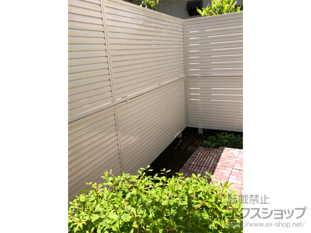 埼玉県上尾市ののフェンス・柵 ミエーネフェンス 目隠しルーバータイプ 2段支柱 自立建て用 施工例