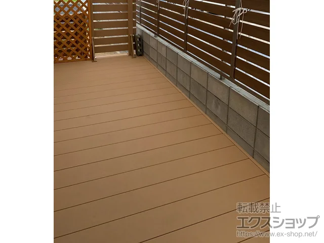 長崎県大村市ののフェンス・柵・塀、ウッドデッキ リウッドデッキ 200＋リウッドデッキフェンス3型<横スリット>＋リウッドデッキ門扉3型<横スリット> 施工例