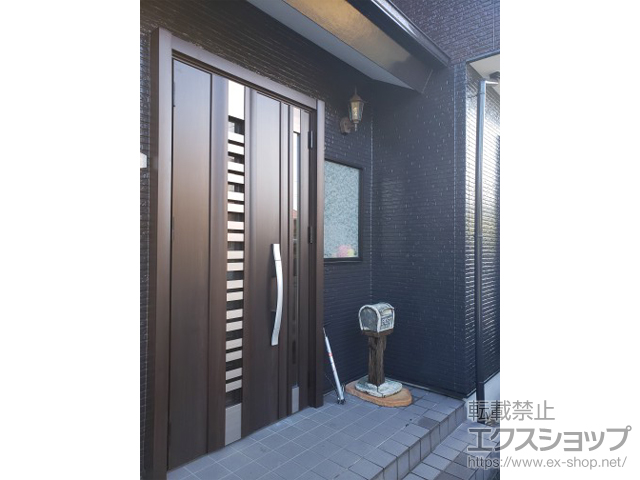 静岡県裾野市のLIXIL リクシル（トステム）の玄関ドア リシェント玄関ドア3 断熱K4仕様 親子仕様(ランマ無)外観左吊元G82 型 ※タッチキー仕様(キー付リモコン) 施工例