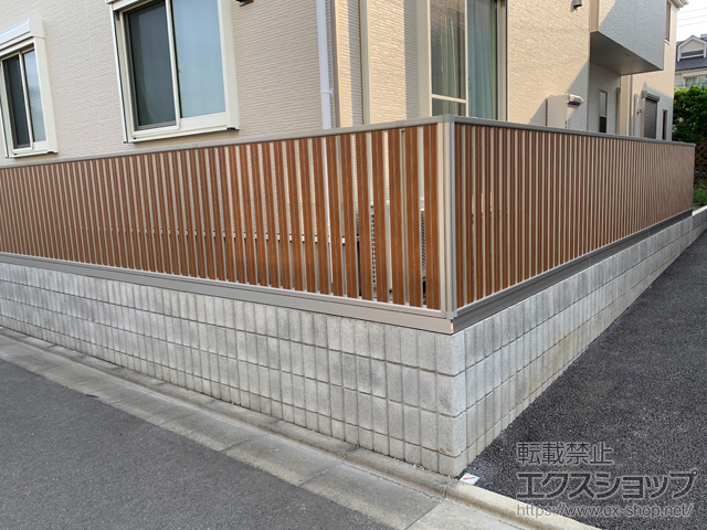 神奈川県座間市ののフェンス・柵 ルシアスフェンスF03型 たて半目隠し 木調カラー 自由柱施工+フェンス下すき間隠し 施工例