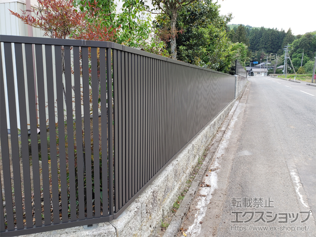 山形県鶴岡市ののフェンス・柵 フェンスAB TS1型 縦スリット1 フリーポールタイプ 施工例